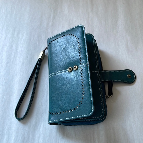 CHARM INFINITE Waxy PU Leather RFID Blocking Long Wallet Wrist Strap, green - Picture 2 of 6